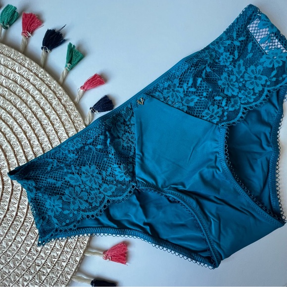 Victoria's Secret Love Cloud Lace Hiphugger Panty Blue Sapphire XS NEW - Picture 6 of 7